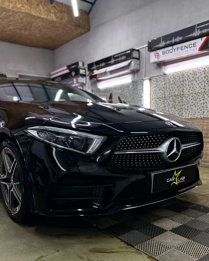 Mercedes CLS в боксе CarLab, вид спереди