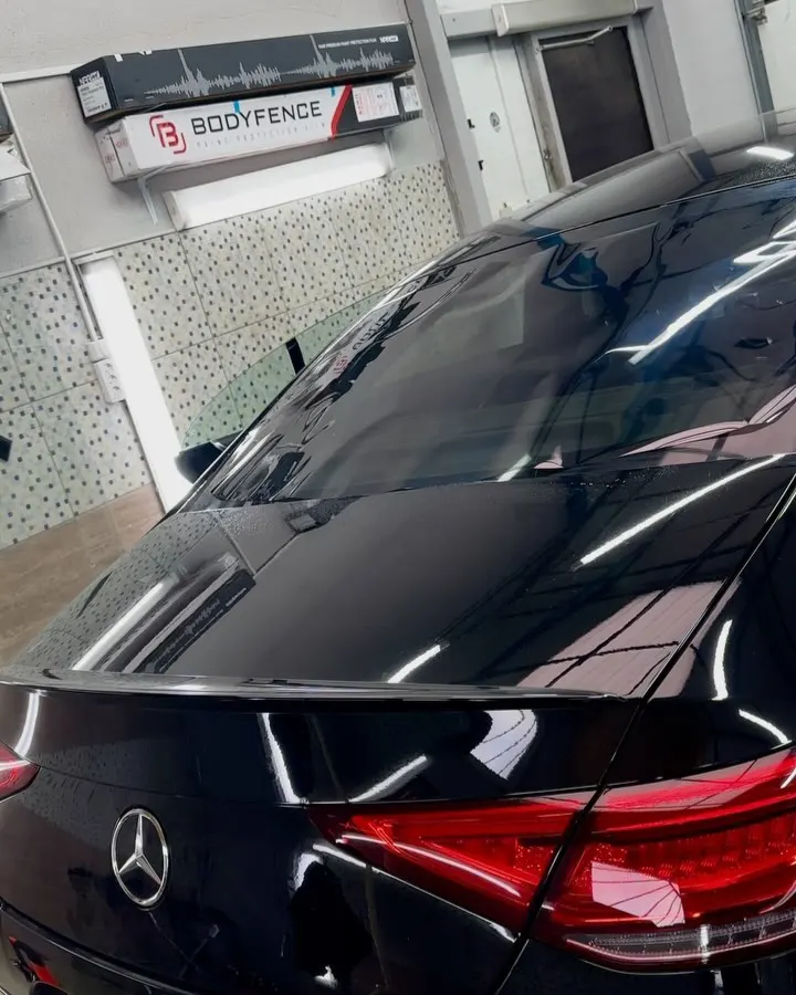 Mercedes CLS, заднее стекло крупно