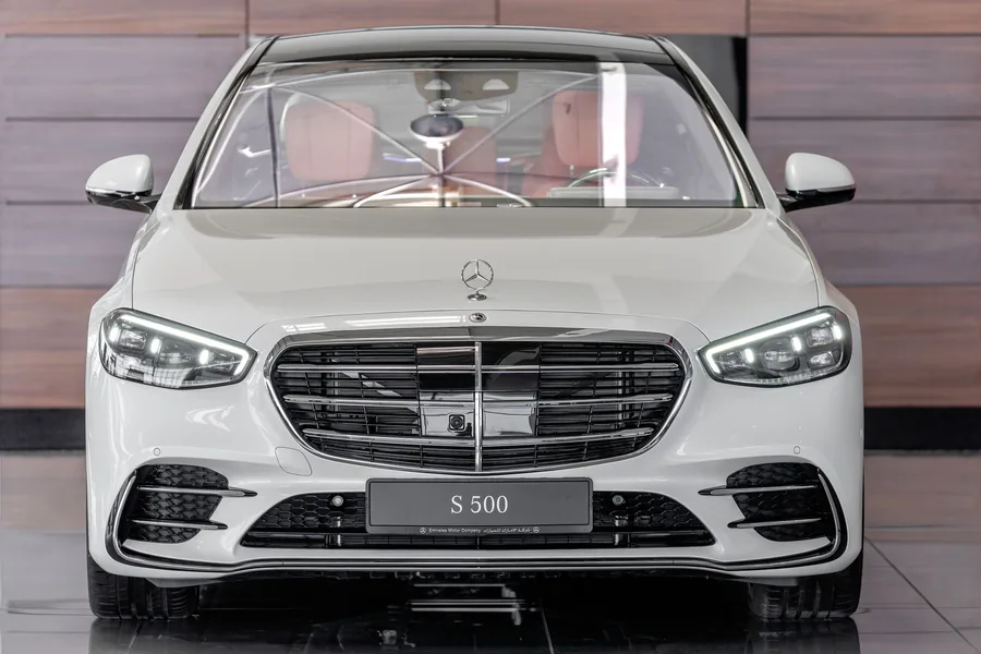 Белый Mercedes-Benz S 500, вид спереди: лобовое стекло темнеет по выбранному проценту