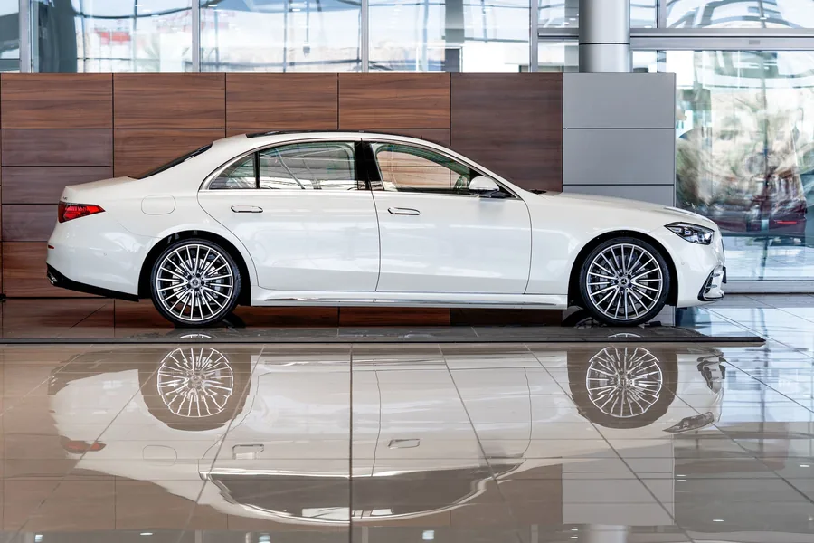 Белый Mercedes-Benz S 500, вид сбоку: боковые стёкла темнеют по выбранному проценту